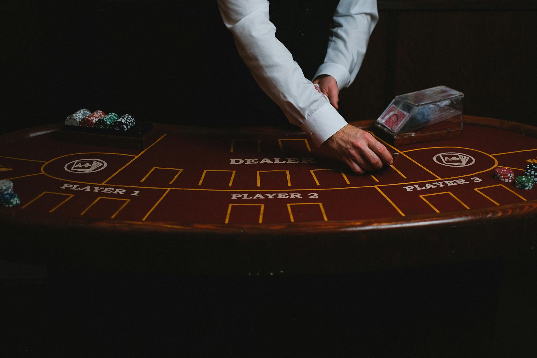 Bàn baccarat cận cảnh với bài và chip trên mặt bàn casino